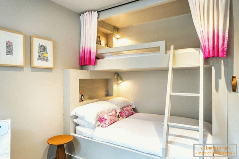 Кревет на спрат у бијелој и ружичној спаваћој соби