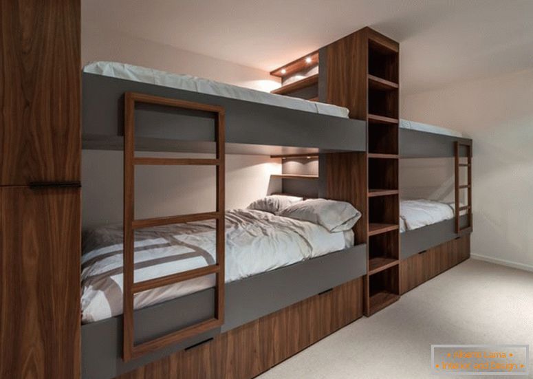 Четворокреветни кревет на спрату у спаваћој соби