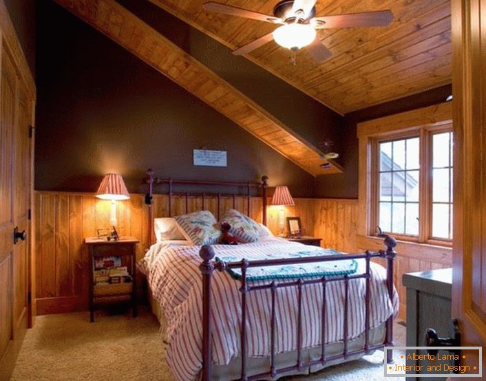 Спаваћа соба за госте на поткровљу у стилу планинарења је пространа и није сувишна са украсним елементима.
