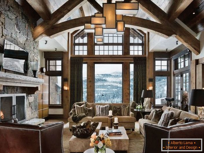 Мансард у ловачкој кући у стилу планинарског дома. Луксузна структура са тематским ентеријером је одлична опција за приградске некретнине.