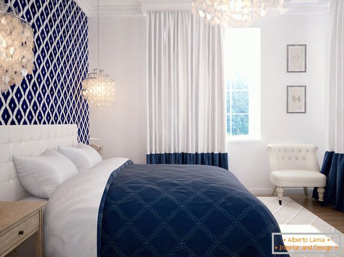 Спаваћа соба у медитеранском стилу карактерише низак дизајн. Угодна комбинација белих и плавих боја баца мотиве и сетове за одмор.