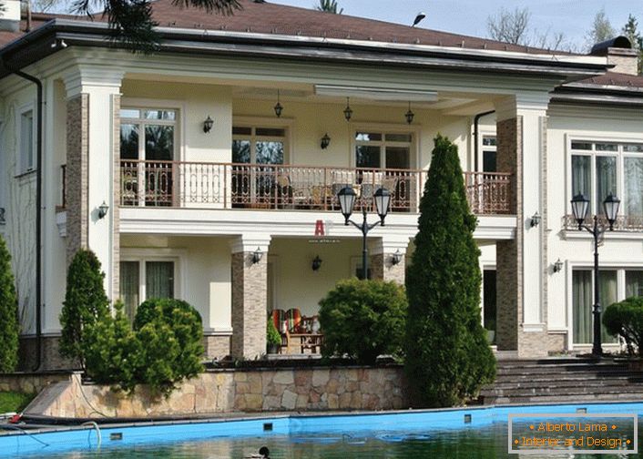 Двориште куће у медитеранском стилу украшено је вјештачким језером. Савршен дизајн приградских подручја. 