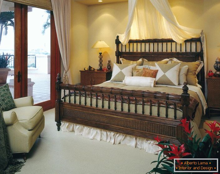 Луксузни кревет у спаваћој соби у стилу еклектицизма. Балдахин изнад кревета, светле завесе на вратима која воде до веранде чине простор удобнијим и романтичним. 
