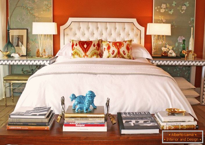 Светао ентеријер у еклектичном стилу за спаваћу собу. Димензионално сиво у завршници успешно се комбинује са контрастном наранџастом бојом.