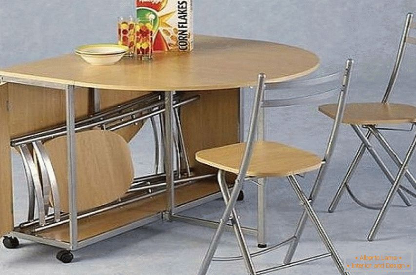 Кухињски сто и столице