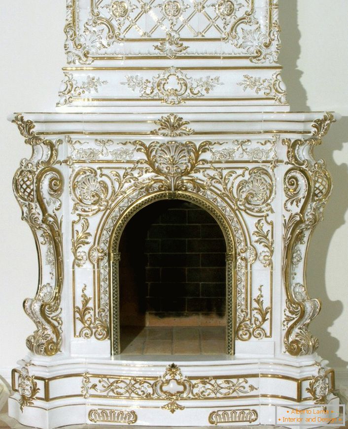 Величанствени поплочани камин у барокном стилу украшен је златним елементима декора. 