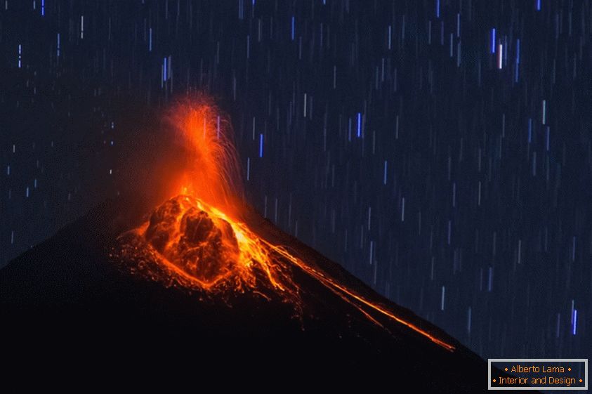Вулканска ерупција на фоне звёздного неба