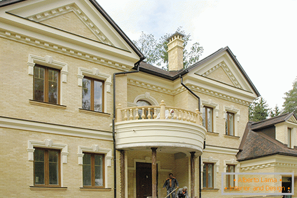 Фасада кућа са декорацијом полиуретанске штукатуре