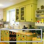 Мебель фисташкового цвета на кухне