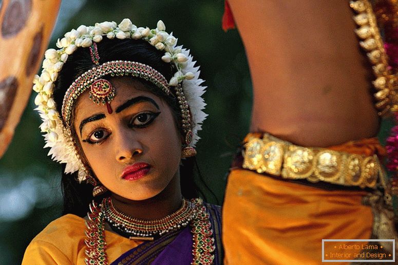 Девојка у индијским народним ношњама