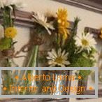 Панел од фото рамова, ваза и цвијећа