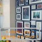 Пуно фотоокрама на зиду у кухињи
