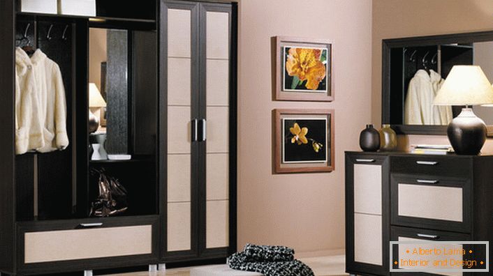 Класична комбинација црно-белих за ходник. Модуларни намештај је можда најпрактичнија опција за коридор. 