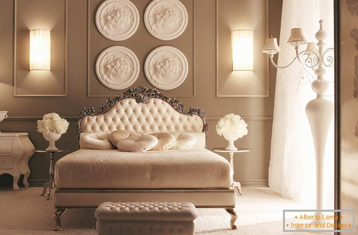 На глави кревета, зид је украшен композицијом штуцног дизајна. Изванредна декорација спаваће собе у стилу Арт Децо.