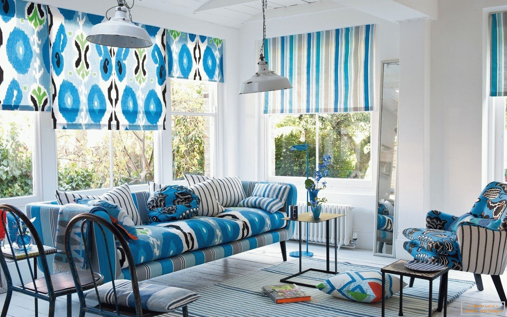 Завесе и намештај с нијансама плаве боје