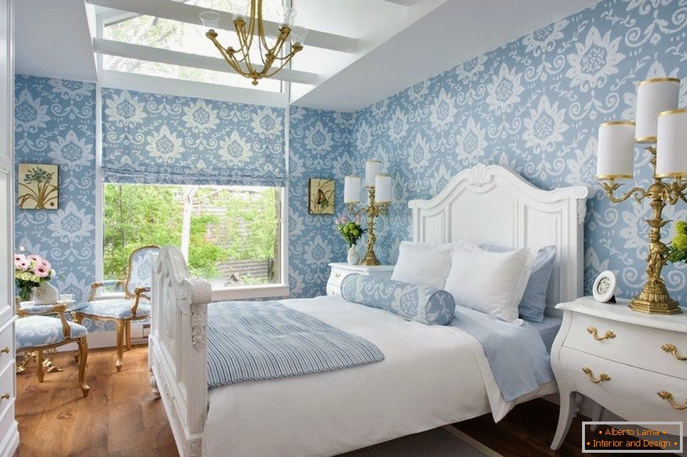 Светла спаваћа соба са завјесама и плавим зидовима