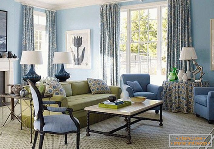 Интересантан испис на јастуке, завесе и столњаци дефинише стил француске земље. Соба је украшена деликатним кремом и плавом бојом.