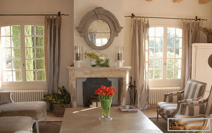 Дневни боравак у стилу земље са нотама романтизма. Прекрасни велики прозори и удобно намештај за кућу. Одлична идеја за велику породицу.