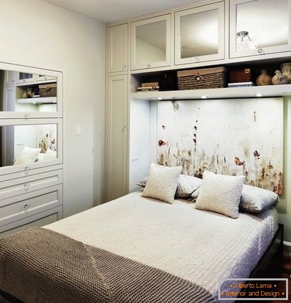Унутрашњост мале спаваће собе у бијелој боји