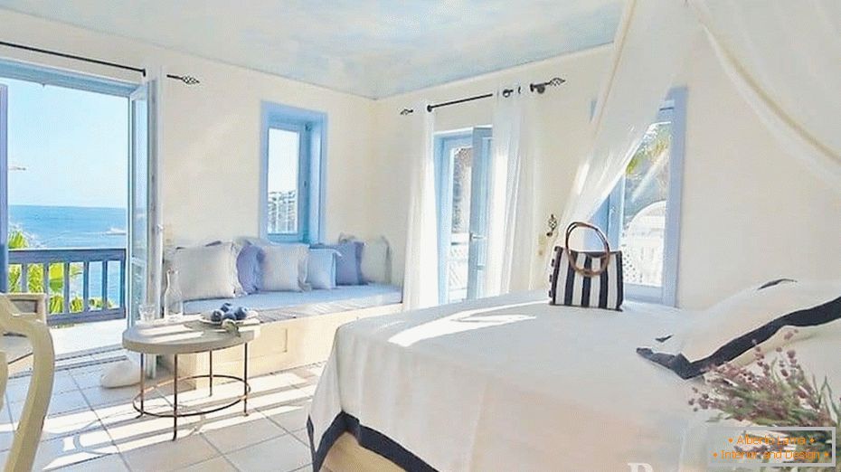 Врло лагана спаваћа соба у грчком стилу са панорамским прозорима