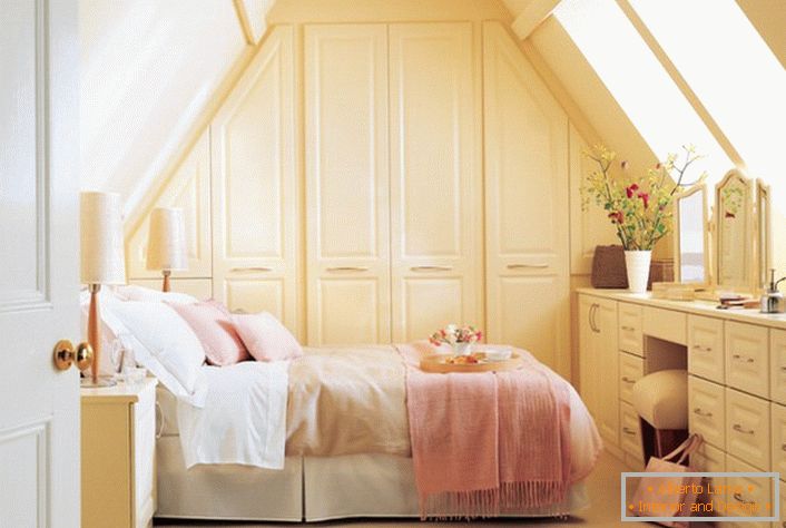 Спаваћа соба у рустикалном стилу украшена је меканим ружичастим и беж тоном.