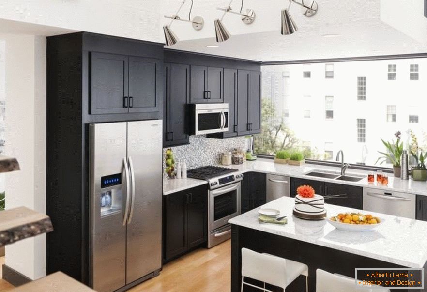 Комбинација челичног фрижидера и тамног намештаја у кухињи