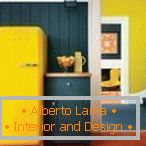 Комбинација сивог зида и жутог фрижидера