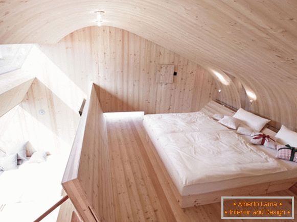 Унутрашњост спаваће собе у малој кућици Уфогел у Аустрији