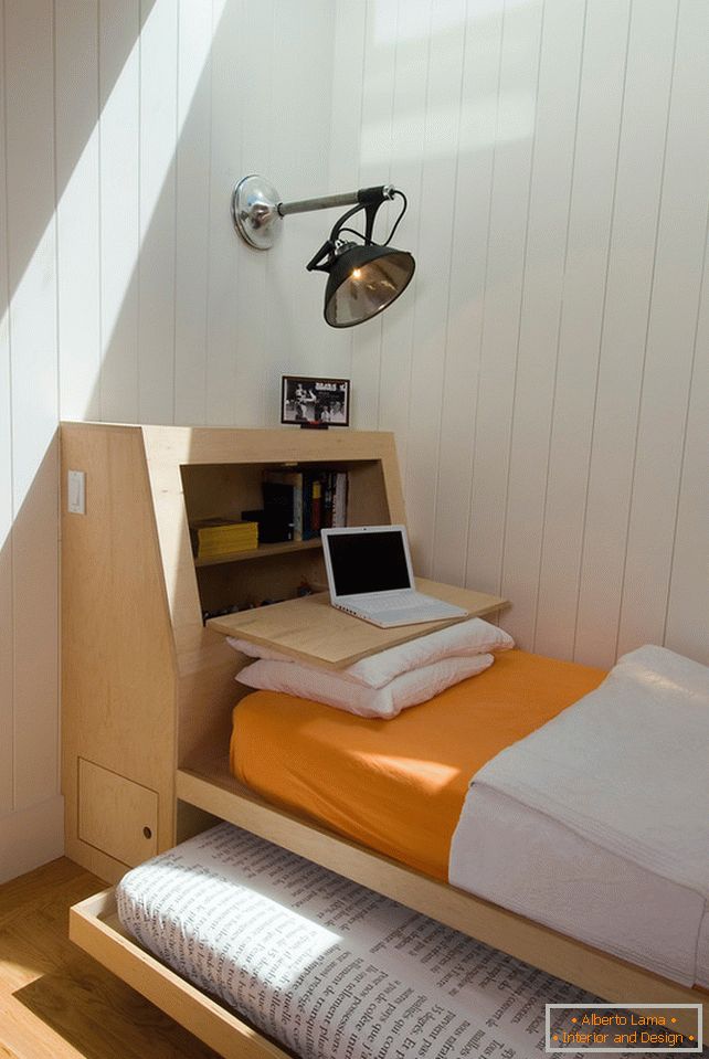 Клизна постеља у унутрашњости мале спаваће собе