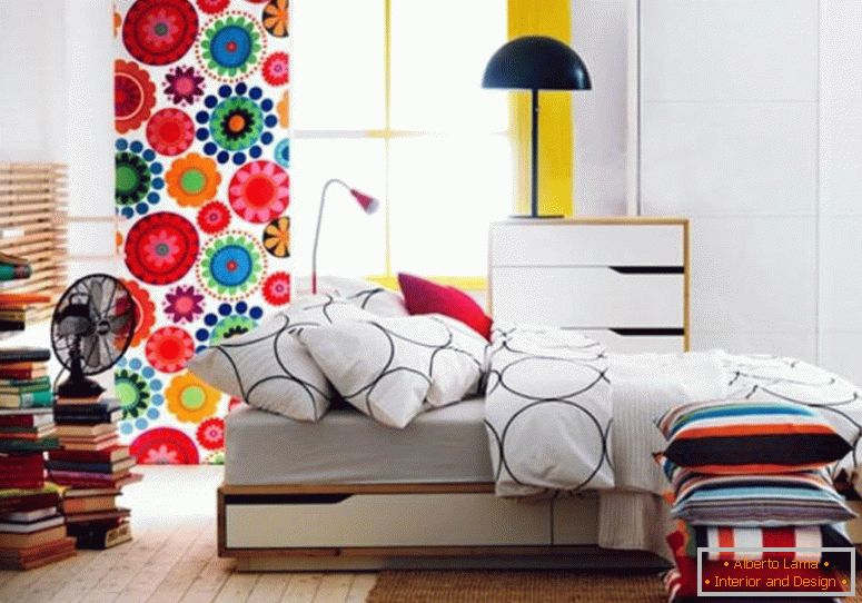 дизајн-идеја-мала-апартман-кревет-сет-мебел-икеа-спаваћа соба-дизајн-са-дрвеним-пода-и-а-завеса-који-има-а-љубак-цвјетни-мотив