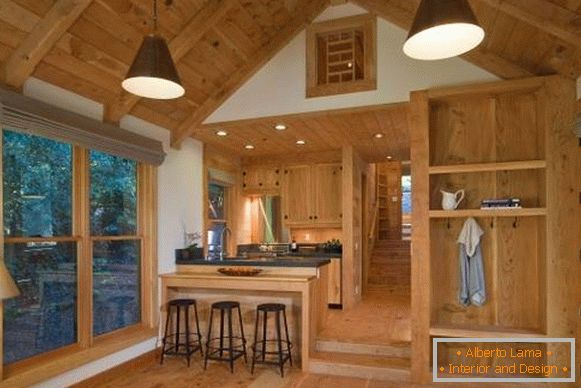 Унутрашњост дрвене куће од дрвета унутра - фотографија кухиње дневне собе