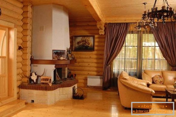 Модеран ентеријер дрвене куће из логова унутар - фотографија