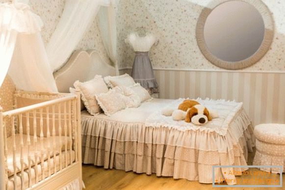 Унутрашњост мале спаваће собе са креветићем