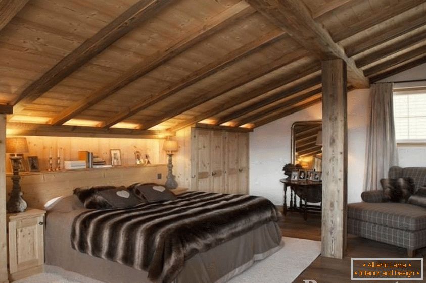 Спаваћа соба са мансардним дрвеним плафоном