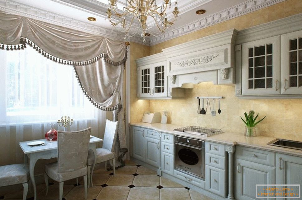 Кухиња у класичном стилу са багетима на таваници