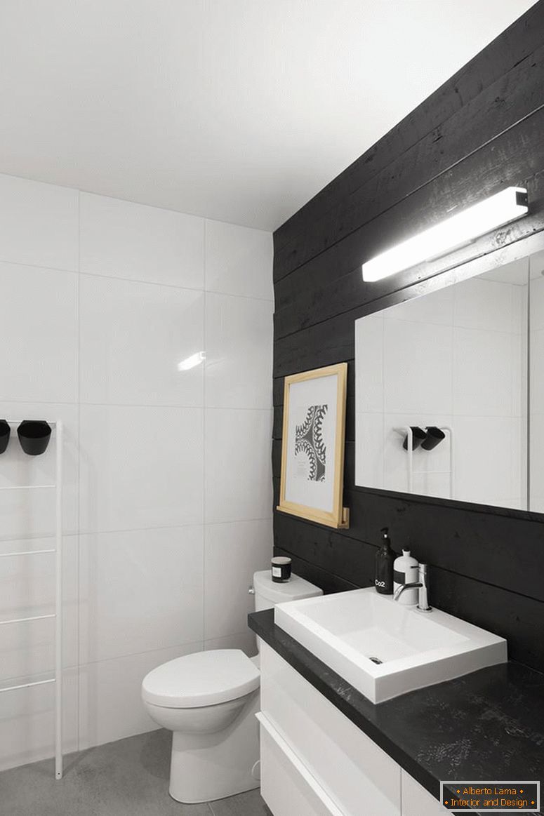 Унутрашњост мале купатила у црно-белој боји