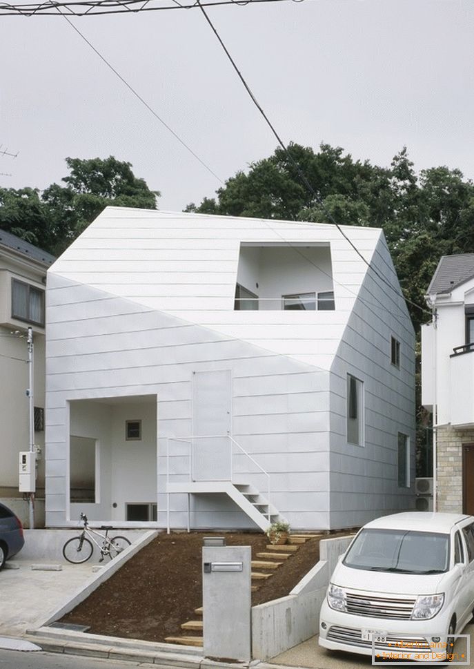 Унутрашњост минималистичке куће са баштом у Јапану