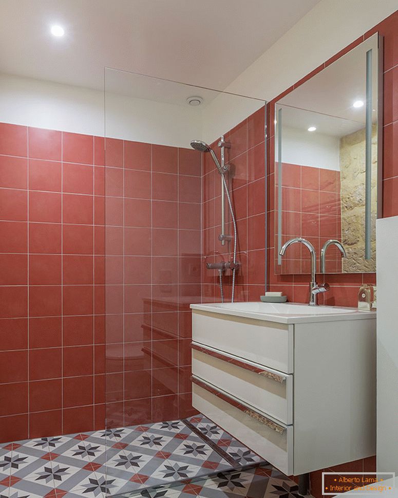 Црвене плочице у унутрашњости малих купатила