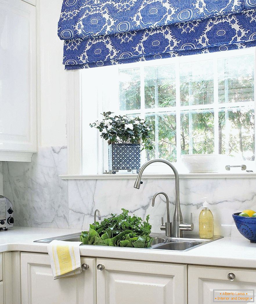 Плави текстил у кухињи