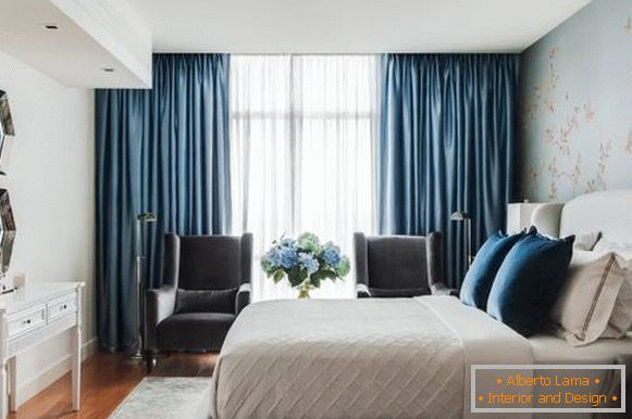 Које завесе ће одговарати плавој позадини - у дизајну спаваће собе