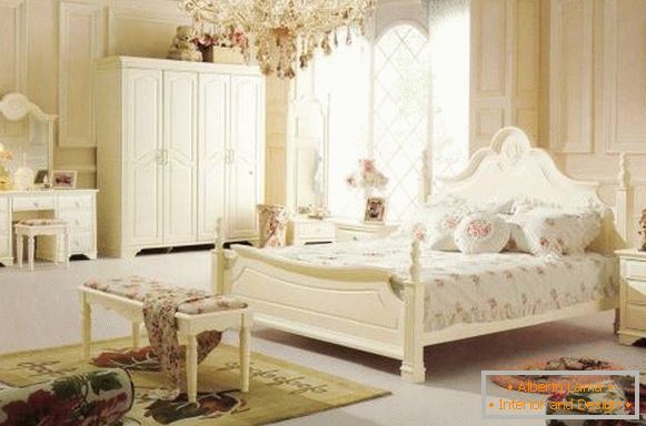 Спаваћа соба у Провансу са кристалним лустером