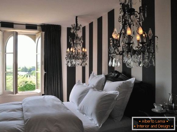Црно-бела спаваћа соба са два лустера