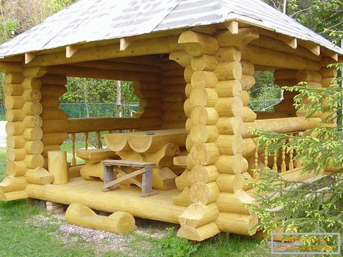 Цхалет-стиле цхалет је опремљен креативним намештајем из дрвеног оквира.