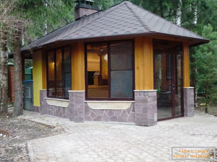 Зимски газебо у стилу планинарског дома је идеално решење за дизајнирање приградске области.