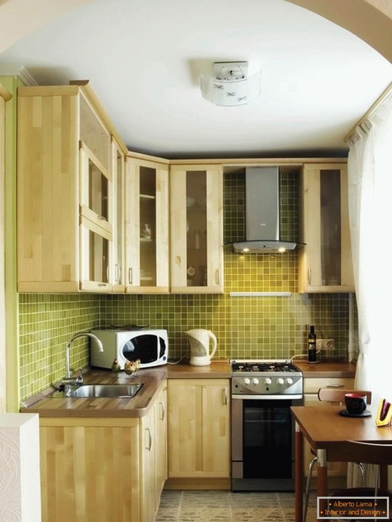 Оливна бочица у кухињи са луком