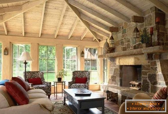 Унутрашњост сала са камином у приватној кући - дизајн дрвета и камена