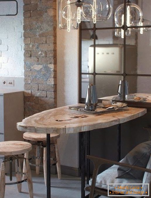 Трпезаријски сто у кухињи у поткровљу