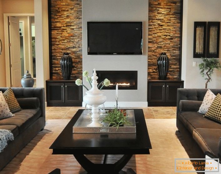 Уређење било које куће у кући има камин и елементе природног материјала.