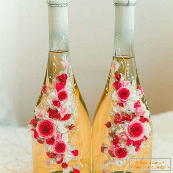 Како украсити боцу шампањца за венчање с цвијећем