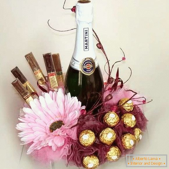Декор боца шампањца са бомбонима и цвећем - фото
